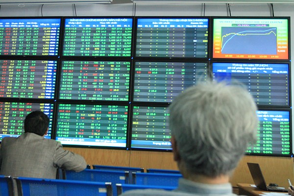 Phóng sự ảnh: Ngày đầu tiên "ăn, ngủ, chơi" cùng chứng khoán ảnh 16